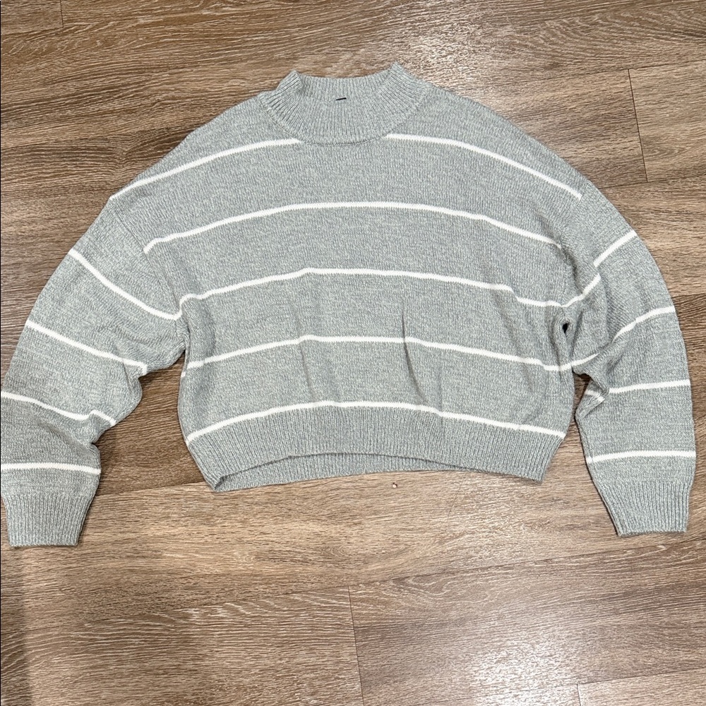 H&M Light Gray and White Striped Turtleneck Sweater
